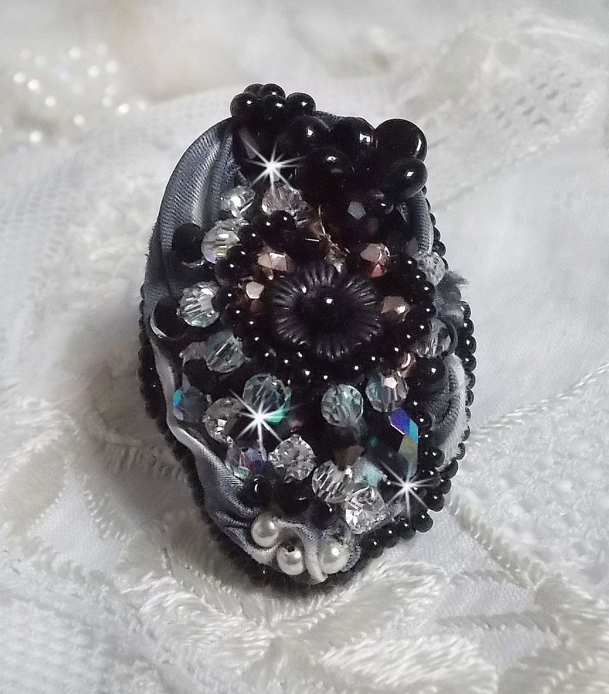 Bague Féerie Black, une très grande bague avec des Cristaux et une très belle soie.