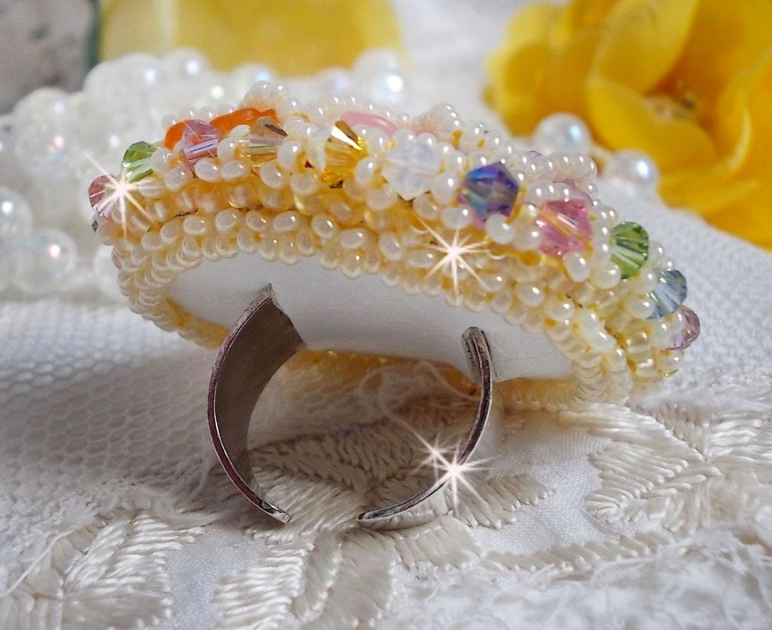 Bague Garden Flowers brodée avec des cristaux de Swarovski, des fleurs Lucite et des rocailles