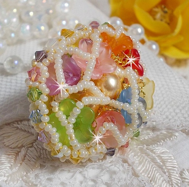 Bague Garden Flowers brod&eacute;e avec des cristaux de Swarovski, des fleurs Lucite et des rocailles