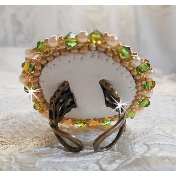 Anillo Garden Party bordado con un cabuj&oacute;n de cristal bohemio de los a&ntilde;os 60, cristales de Swarovski, cuentas de perlas y cuentas de semillas 