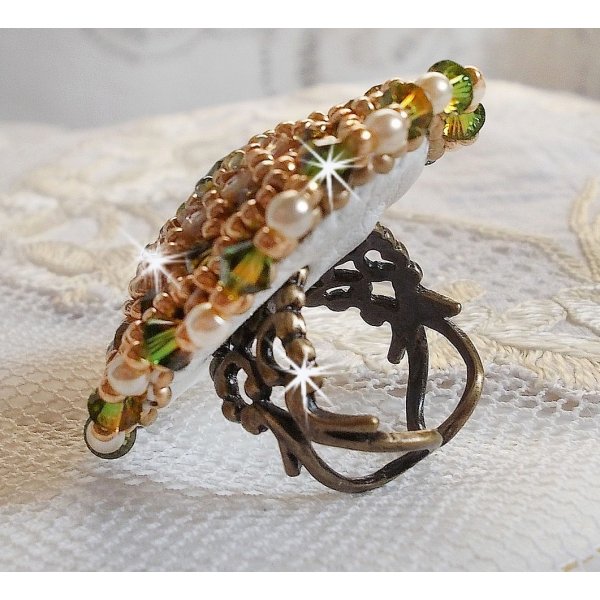 Anillo Garden Party bordado con un cabuj&oacute;n de cristal bohemio de los a&ntilde;os 60, cristales de Swarovski, cuentas de perlas y cuentas de semillas 