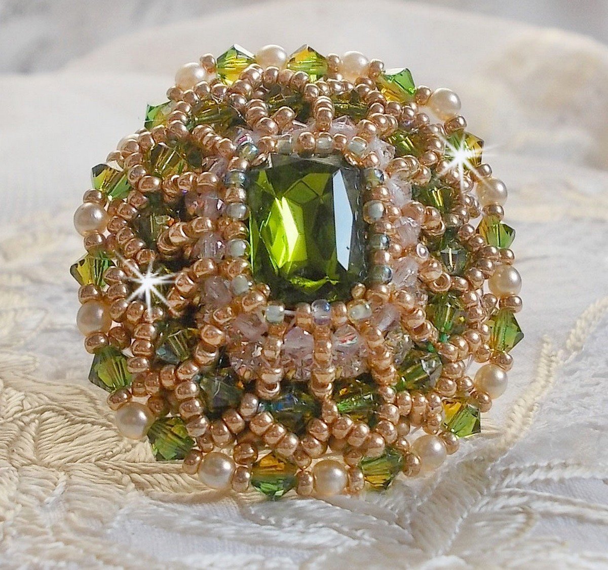 Anillo Garden Party bordado con un cabujón de cristal bohemio de los años 60, cristales de Swarovski, cuentas de perlas y cuentas de semillas 