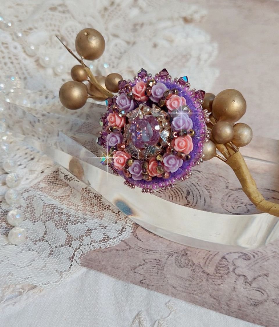 Anillo Glace Purple bordado con cristales Swarovski y rosas de resina