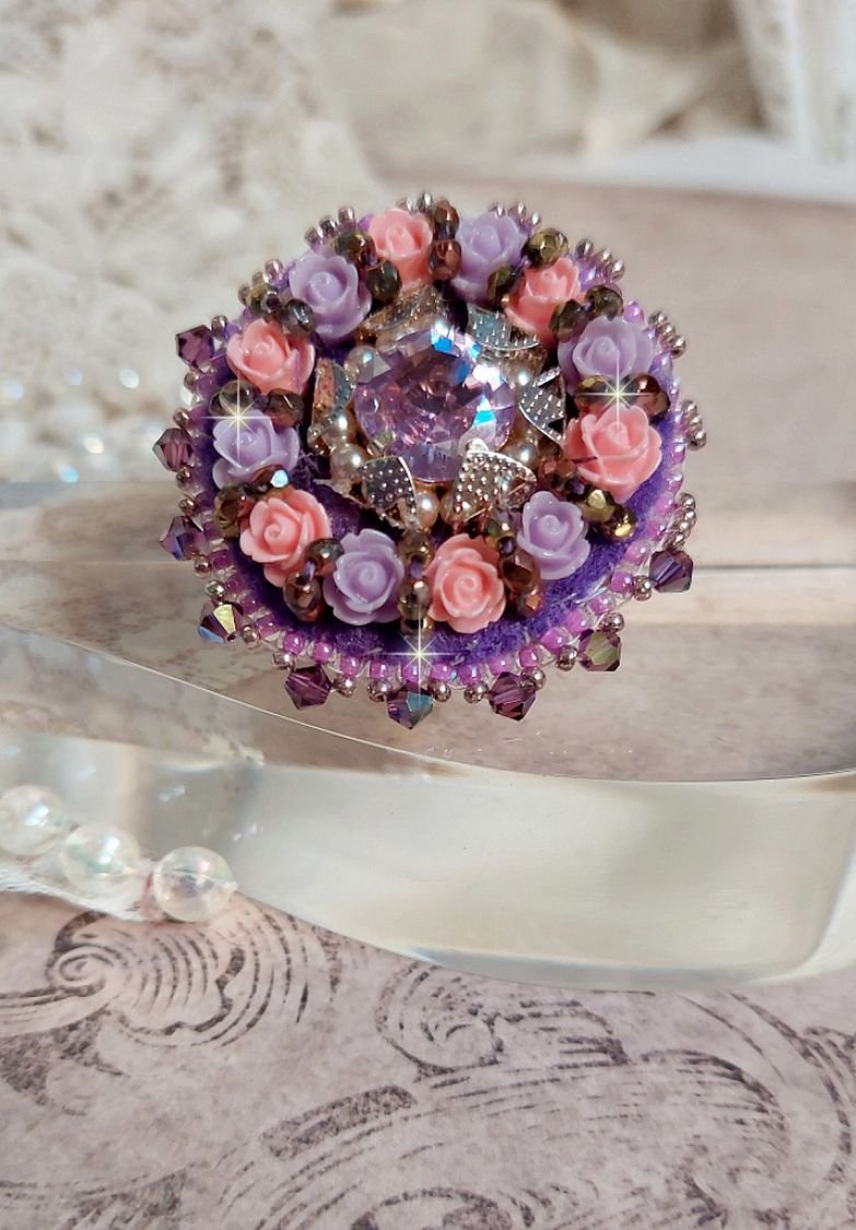 Anillo Glace Purple bordado con cristales Swarovski y rosas de resina