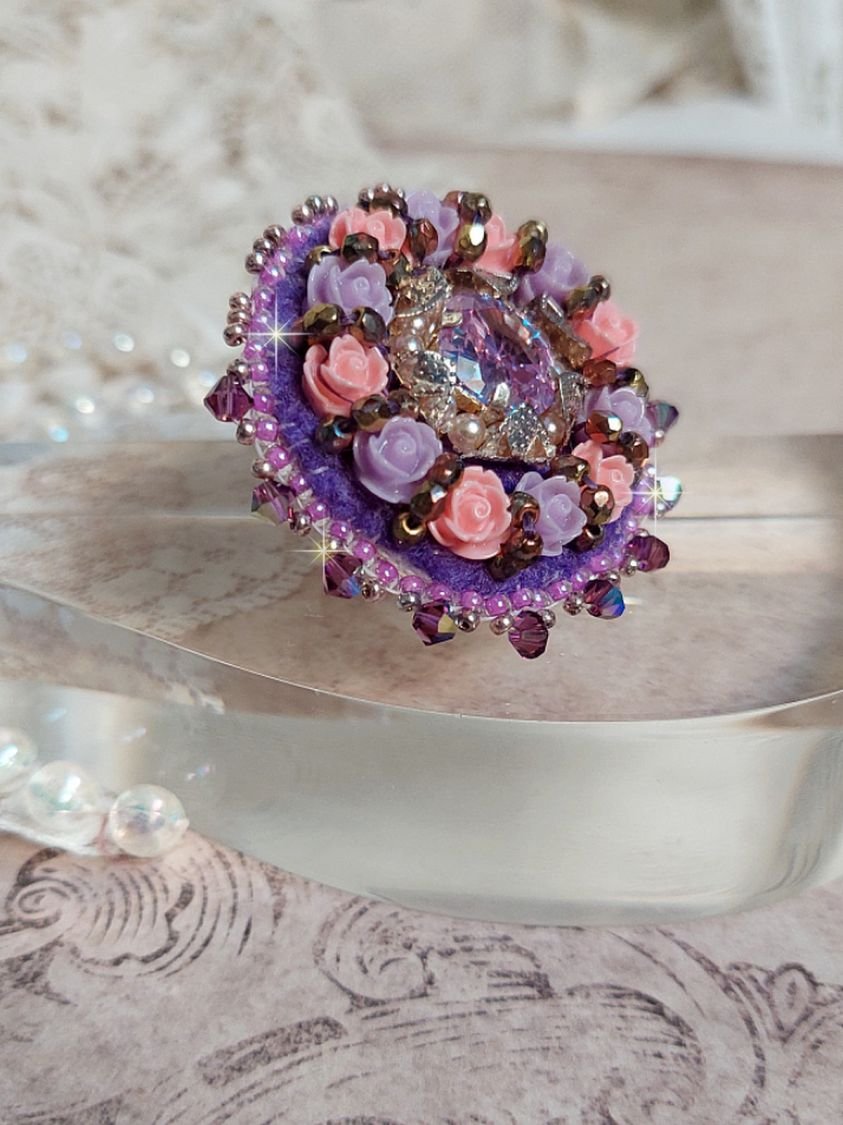 Anillo Glace Purple bordado con cristales Swarovski y rosas de resina