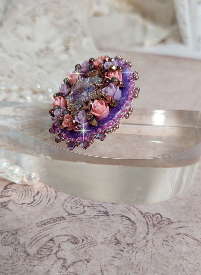 Anillo Glace Purple bordado con cristales Swarovski y rosas de resina