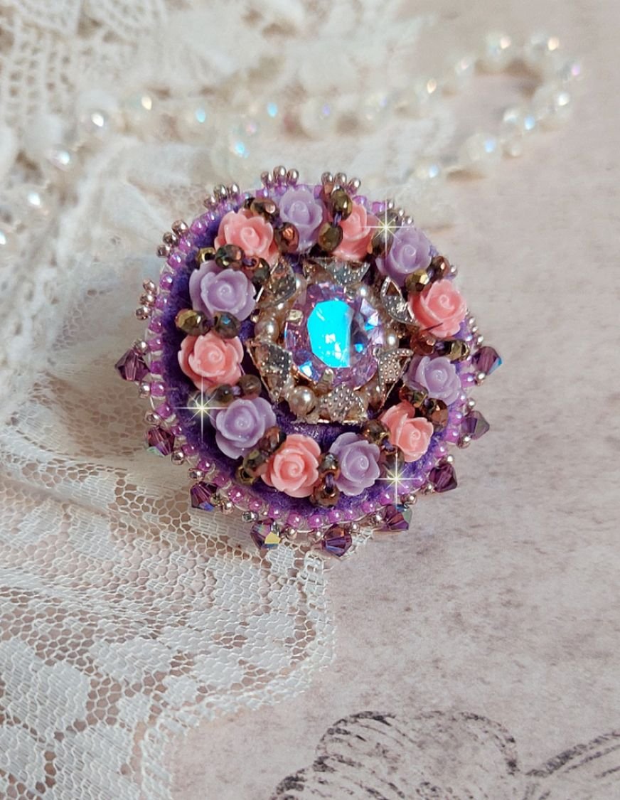 Anillo Glace Purple bordado con cristales Swarovski y rosas de resina