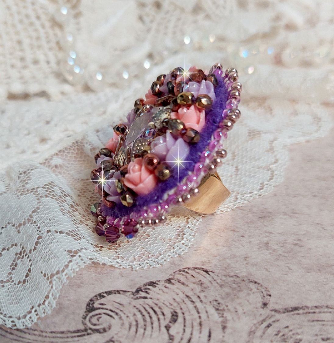 Anillo Glace Purple bordado con cristales Swarovski y rosas de resina