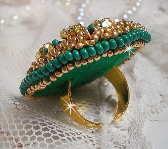 Anillo Iris verde bordado con un cabuj&oacute;n Espejo con chatones de cristal Swarovski