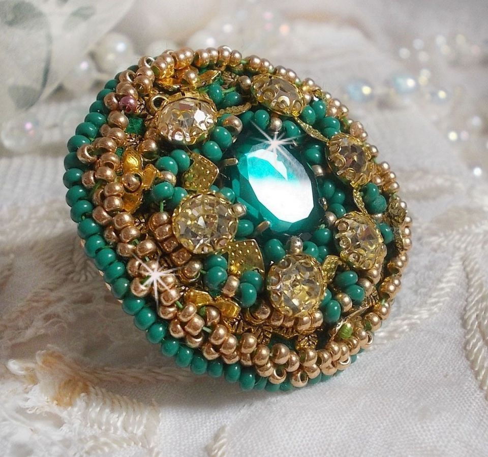 Anillo Iris verde bordado con un cabujón Espejo con chatones de cristal Swarovski