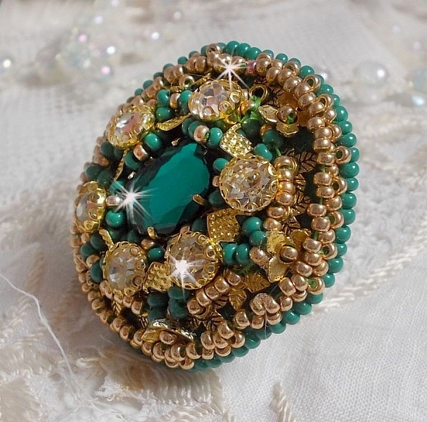 Anillo Iris verde bordado con un cabuj&oacute;n Espejo con chatones de cristal Swarovski