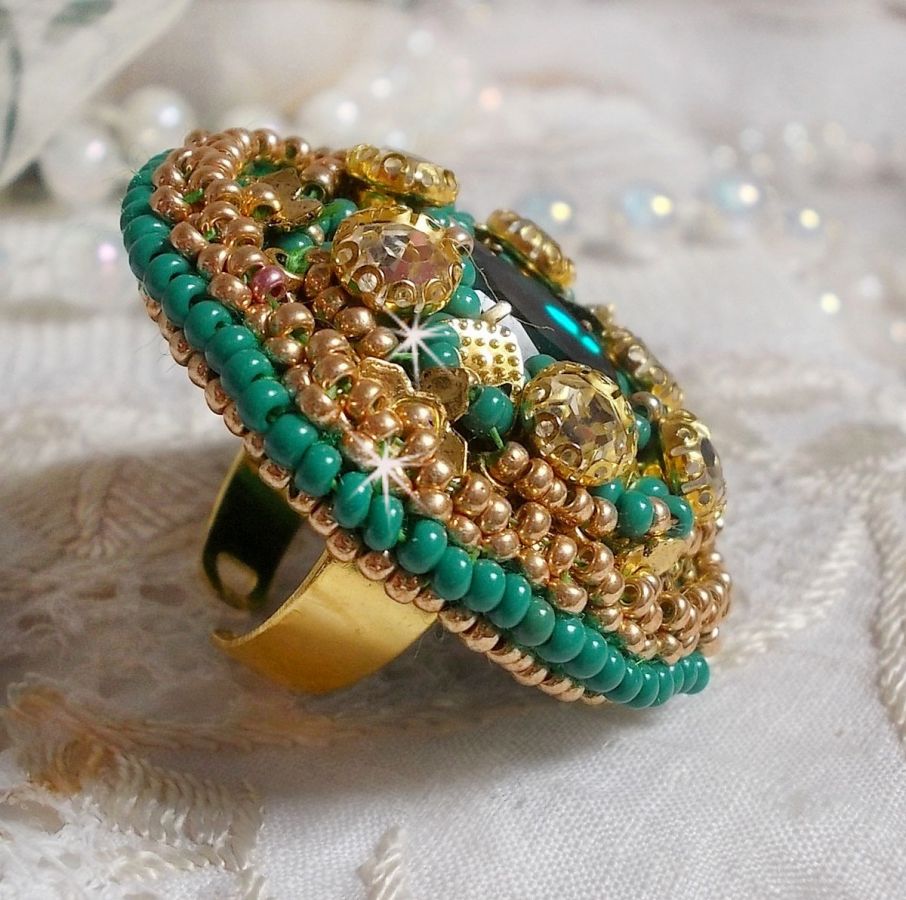 Anillo Iris verde bordado con un cabujón Espejo con chatones de cristal Swarovski