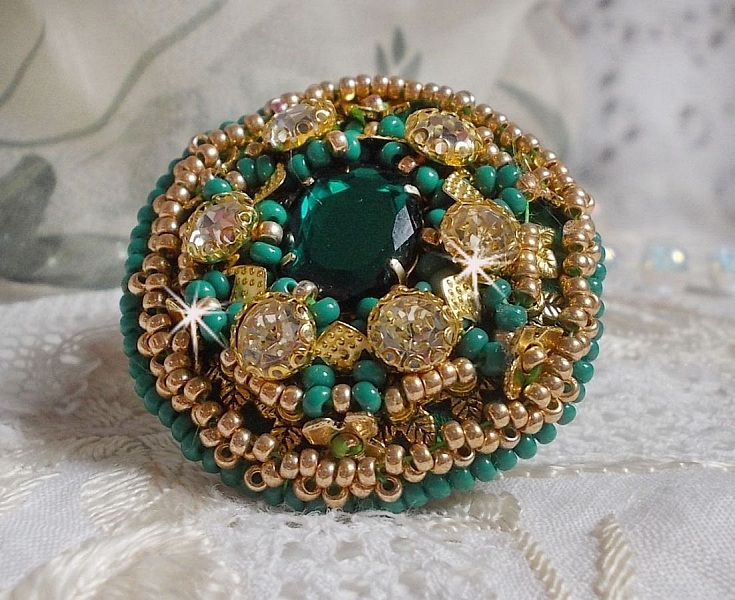 Anillo Iris verde bordado con un cabuj&oacute;n Espejo con chatones de cristal Swarovski
