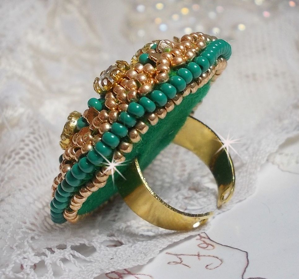 Anillo Iris verde bordado con un cabujón Espejo con chatones de cristal Swarovski