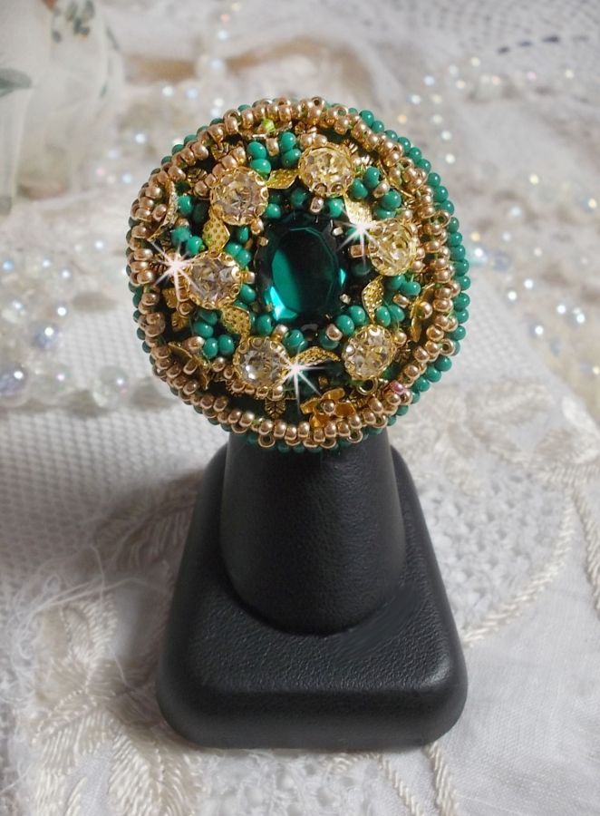 Anillo Iris verde bordado con un cabujón Espejo con chatones de cristal Swarovski