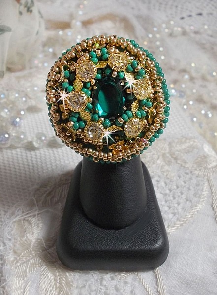 Anillo Iris verde bordado con un cabuj&oacute;n Espejo con chatones de cristal Swarovski
