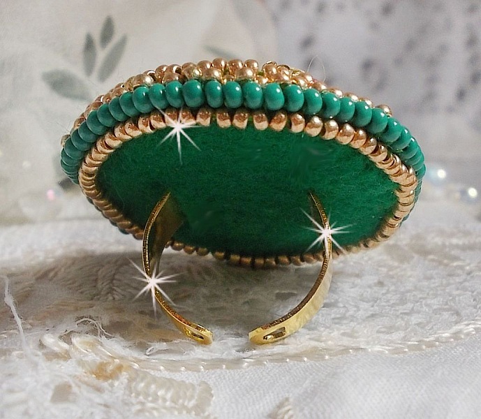 Anillo Iris verde bordado con un cabuj&oacute;n Espejo con chatones de cristal Swarovski