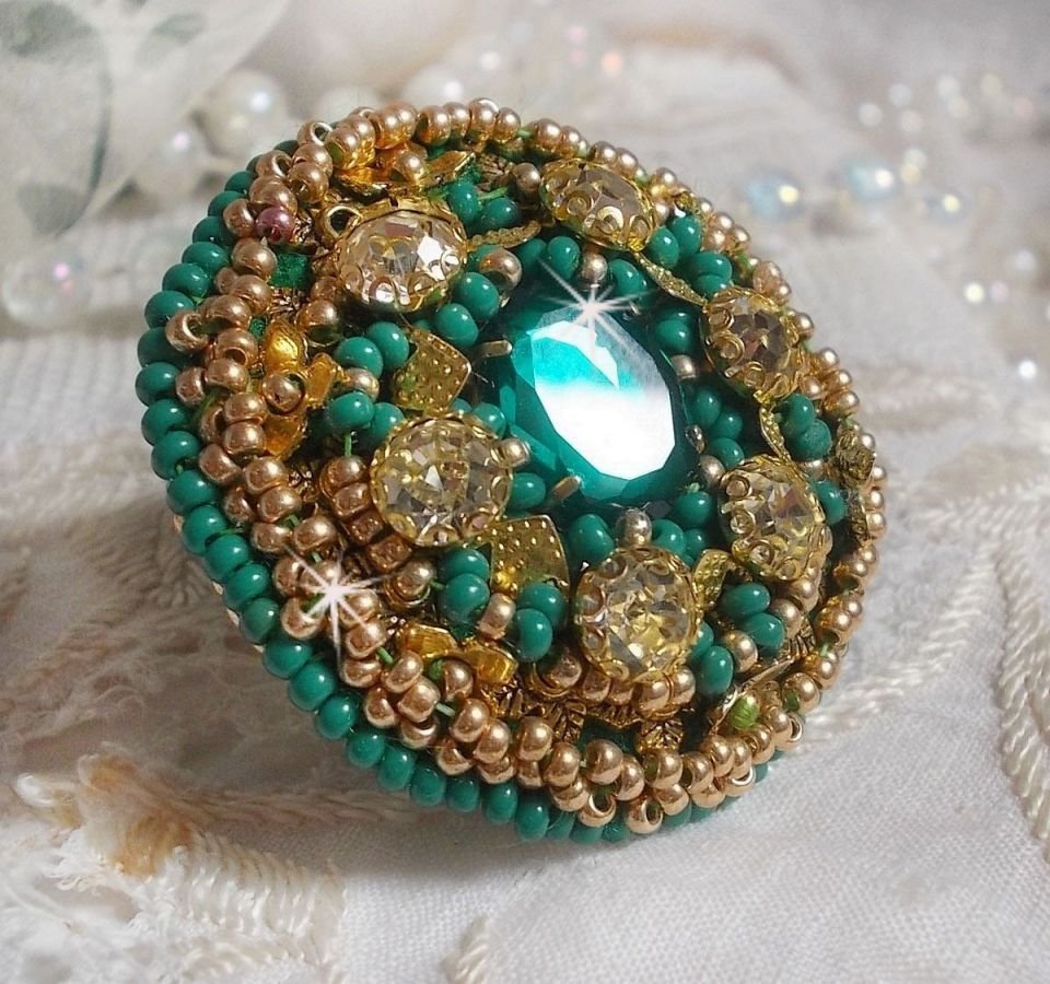 Anillo Iris verde bordado con un cabujón Espejo con chatones de cristal Swarovski