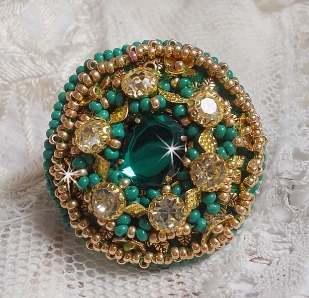 Anillo Iris verde bordado con un cabuj&oacute;n Espejo con chatones de cristal Swarovski