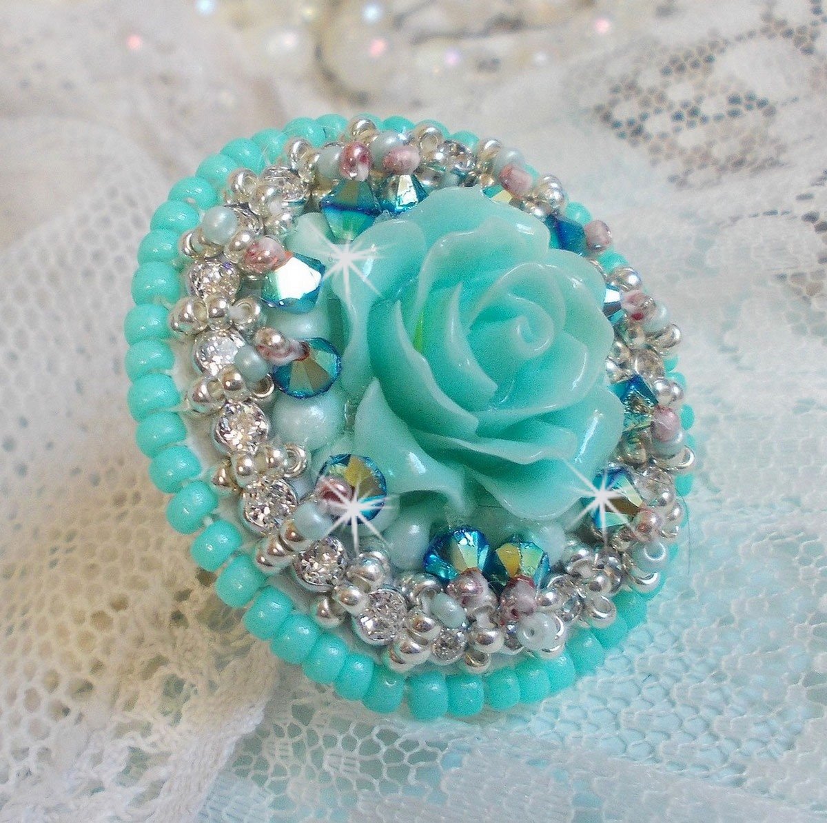 Anillo Blue Flowers Haute-Couture bordado con una rosa de resina y cristales Swarovski 