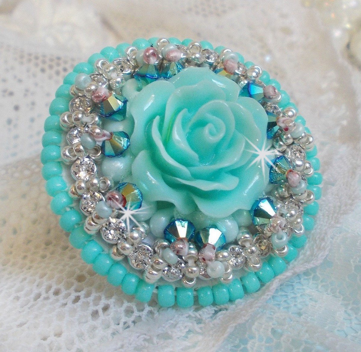 Anillo Blue Flowers Haute-Couture bordado con una rosa de resina y cristales Swarovski 