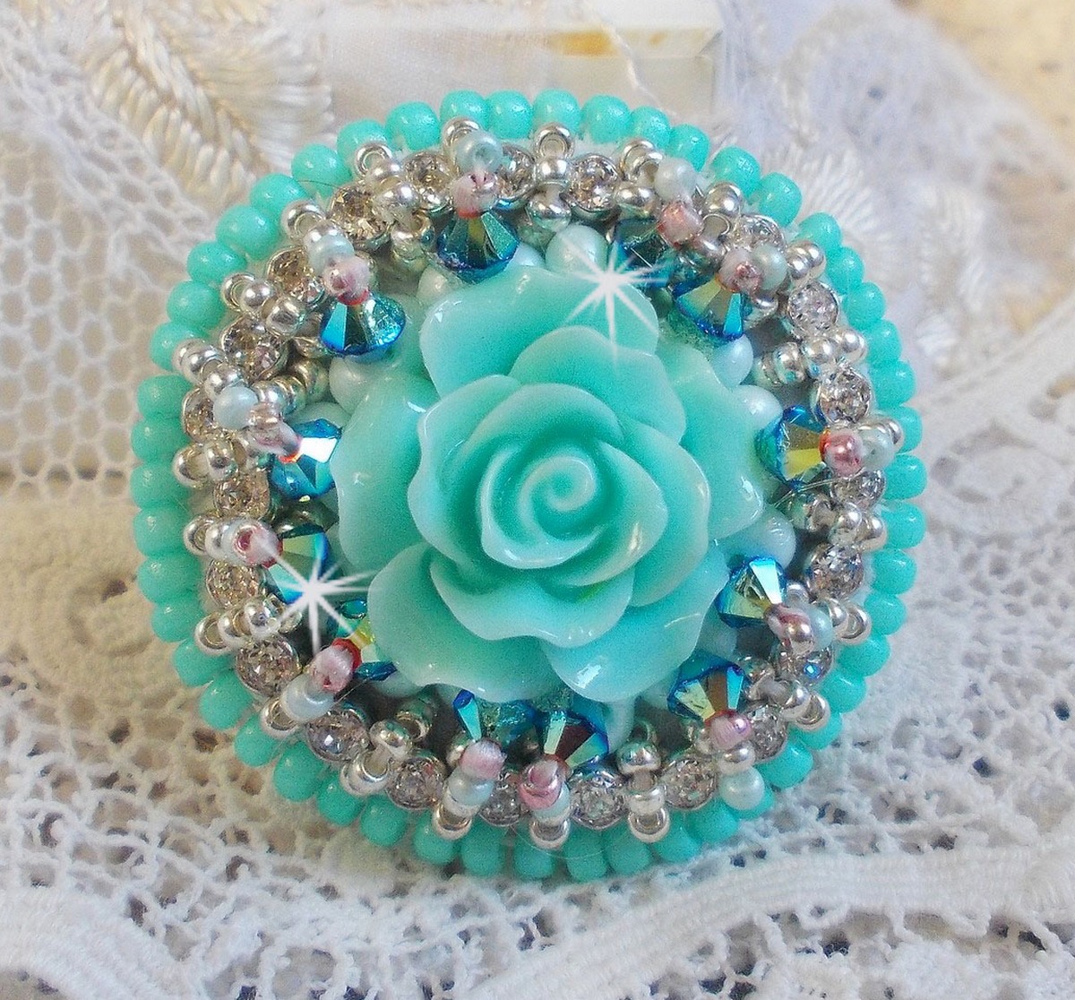 Anillo Blue Flowers Haute-Couture bordado con una rosa de resina y cristales Swarovski 