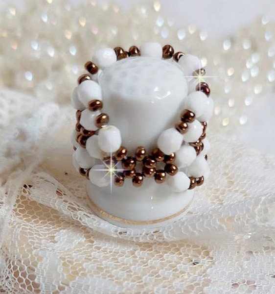 Anillo horizonte con facetas de &oacute;palo blanco en cristal de bohemia