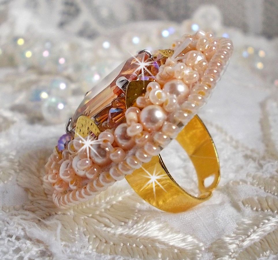 Anillo Idylle Beauty bordado con cristales de Swarovski, cabujón y perlas