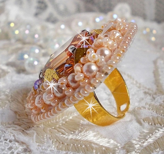 Anillo Idylle Beauty bordado con cristales de Swarovski, cabuj&oacute;n y perlas