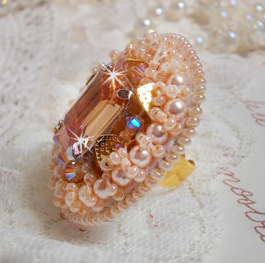 Anillo Idylle Beauty bordado con cristales de Swarovski, cabujón y perlas