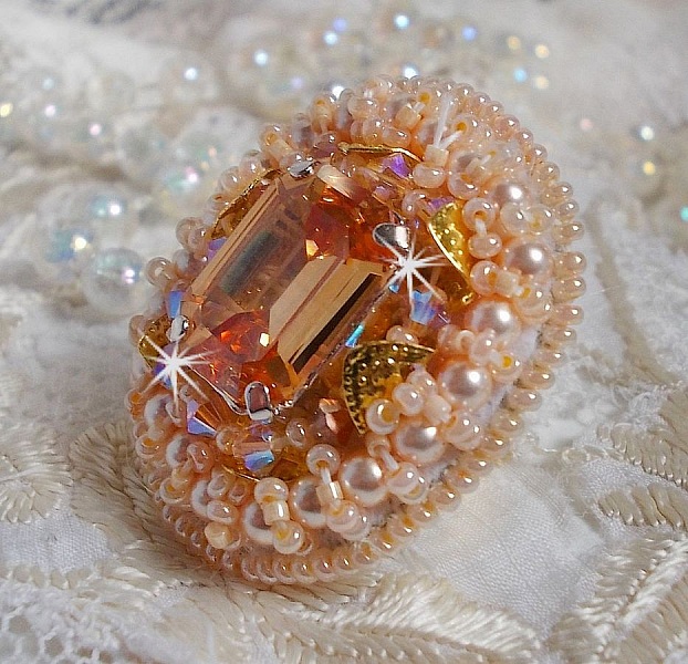 Anillo Idylle Beauty bordado con cristales de Swarovski, cabuj&oacute;n y perlas