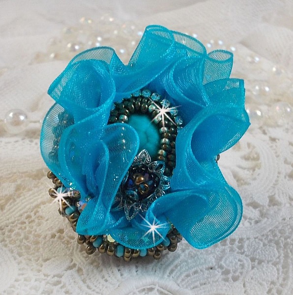 Ilycia Anillo con encanto bordado con un cabuj&oacute;n facetado de resina azul turquesa y una cinta de organza
