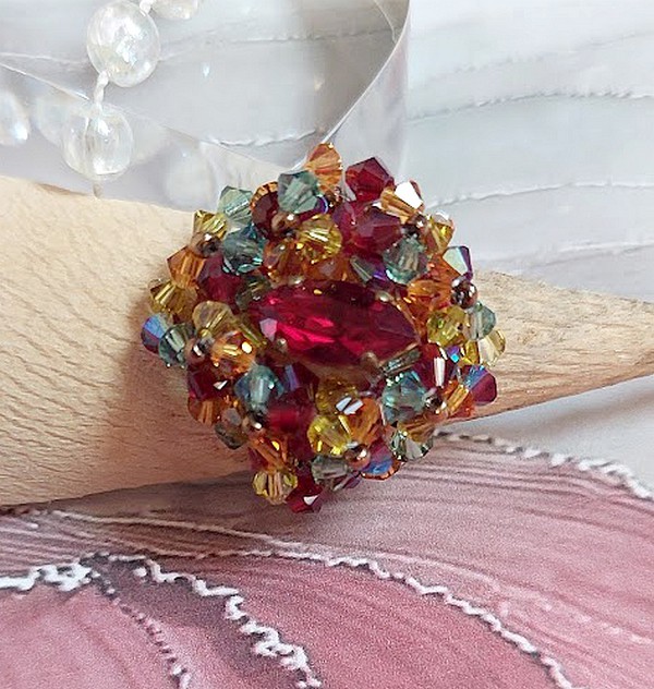 Anillo Iroise con facetas, peonzas y lanzadera de cristal Swarovski