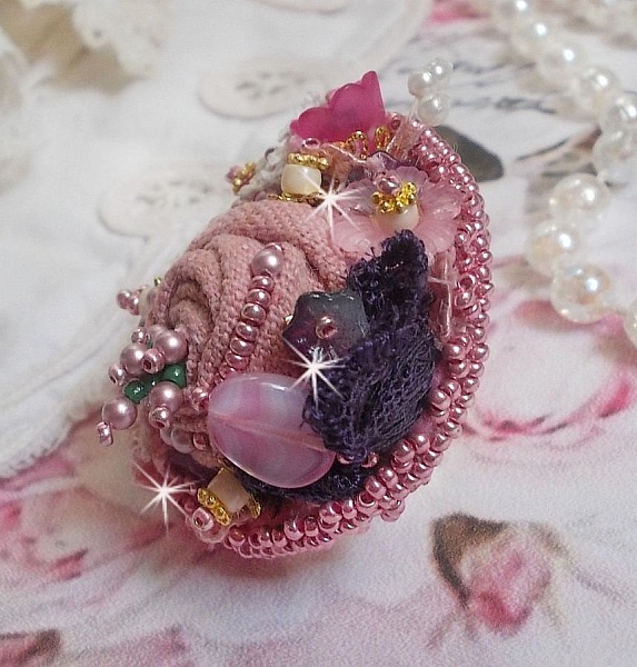 Anillo Jard&iacute;n Po&eacute;tico bordado con lino, encaje fino, cristales de Swarovski, hoja de n&aacute;car, flores de Lucite, cuentas de vidrio y rocallas 