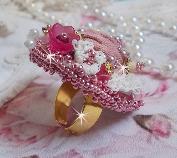 Anillo Jard&iacute;n Po&eacute;tico bordado con lino, encaje fino, cristales de Swarovski, hoja de n&aacute;car, flores de Lucite, cuentas de vidrio y rocallas 