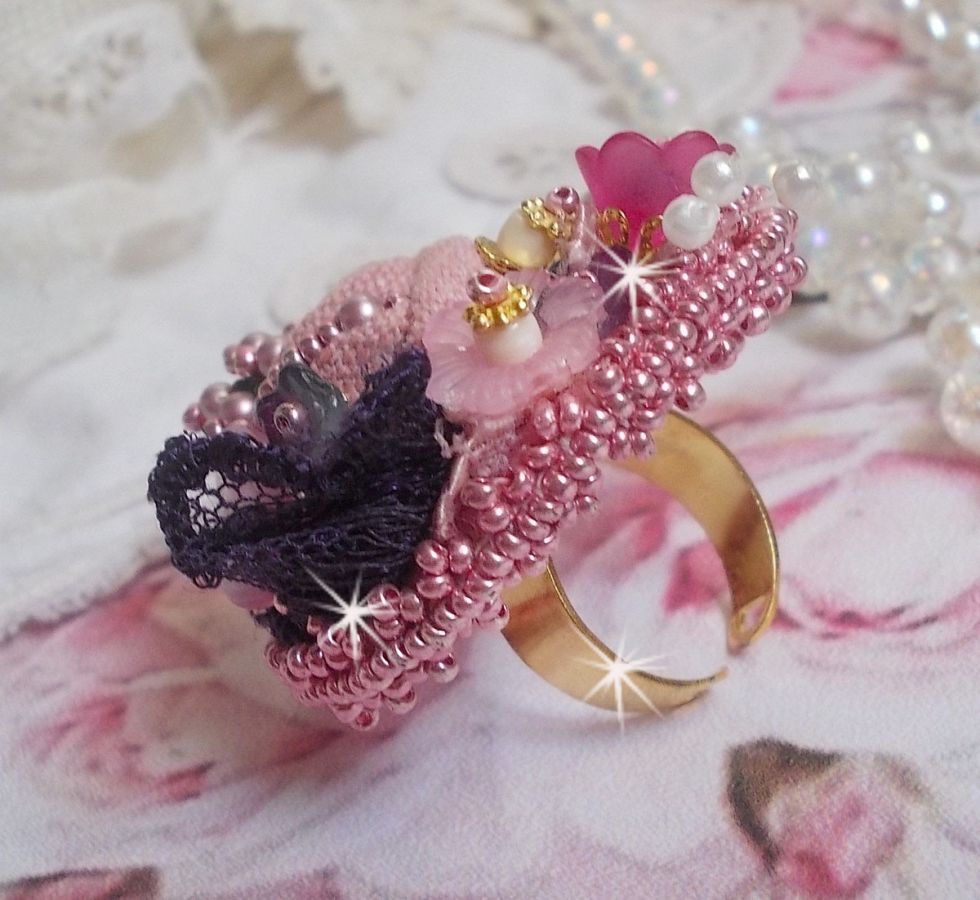 Anillo Jardín Poético bordado con lino, encaje fino, cristales de Swarovski, hoja de nácar, flores de Lucite, cuentas de vidrio y rocallas 