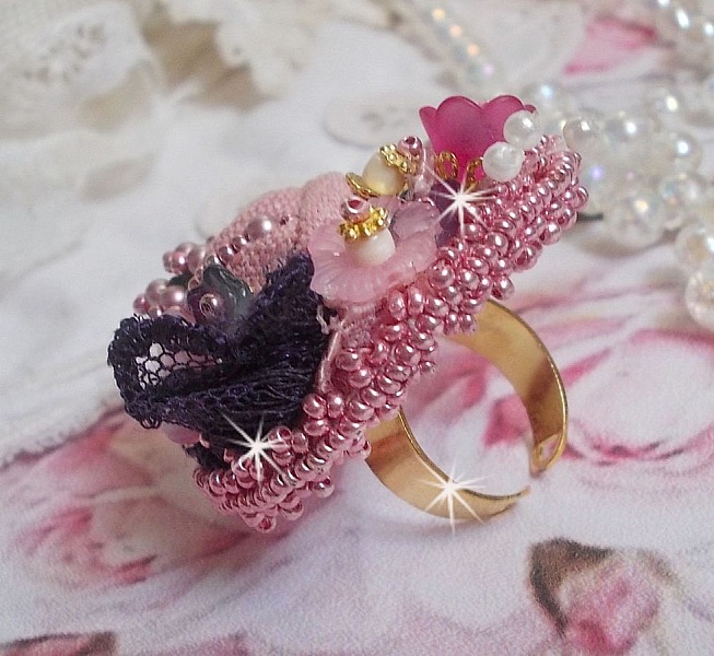 Anillo Jard&iacute;n Po&eacute;tico bordado con lino, encaje fino, cristales de Swarovski, hoja de n&aacute;car, flores de Lucite, cuentas de vidrio y rocallas 