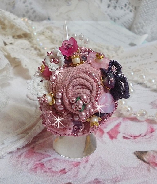 Anillo Jard&iacute;n Po&eacute;tico bordado con lino, encaje fino, cristales de Swarovski, hoja de n&aacute;car, flores de Lucite, cuentas de vidrio y rocallas 