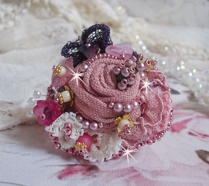Anillo Jard&iacute;n Po&eacute;tico bordado con lino, encaje fino, cristales de Swarovski, hoja de n&aacute;car, flores de Lucite, cuentas de vidrio y rocallas 