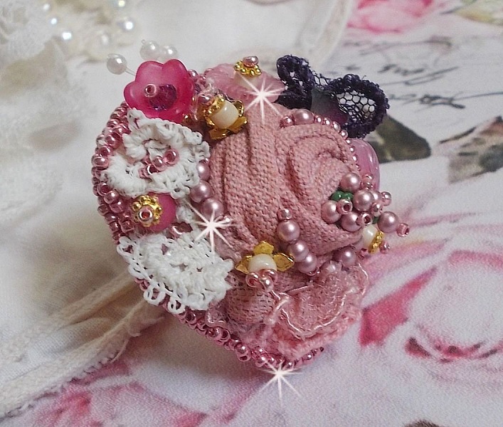 Anillo Jard&iacute;n Po&eacute;tico bordado con lino, encaje fino, cristales de Swarovski, hoja de n&aacute;car, flores de Lucite, cuentas de vidrio y rocallas 