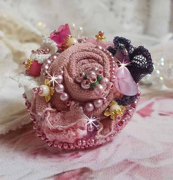 Anillo Jard&iacute;n Po&eacute;tico bordado con lino, encaje fino, cristales de Swarovski, hoja de n&aacute;car, flores de Lucite, cuentas de vidrio y rocallas 