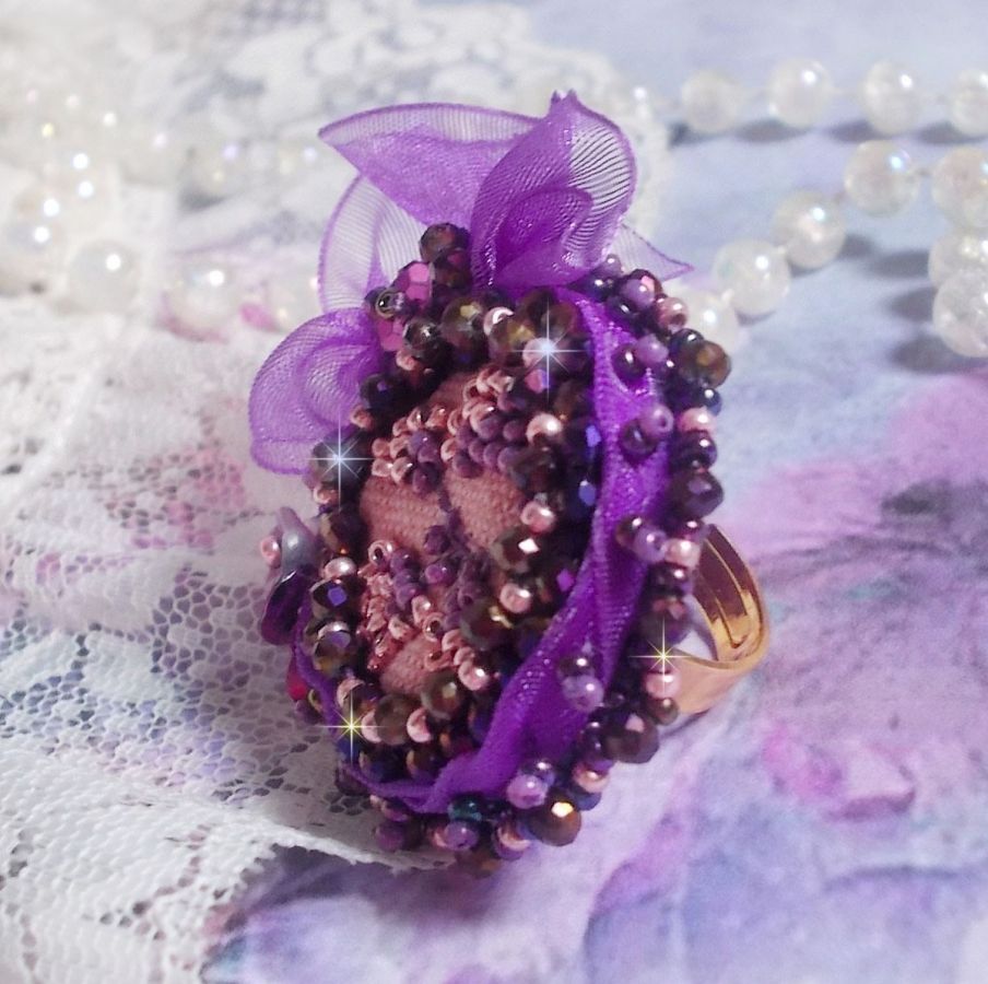 Anillo romántico de dama bordado en tela de lino rosa con cuentas de semillas rosa, iris, morado y melocotón 