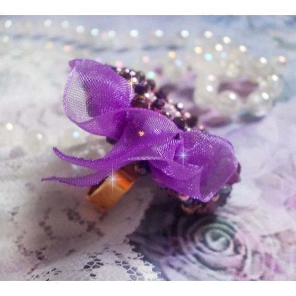 Anillo rom&aacute;ntico de dama bordado en tela de lino rosa con cuentas de semillas rosa, iris, morado y melocot&oacute;n 