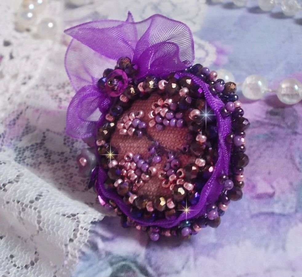 Anillo romántico de dama bordado en tela de lino rosa con cuentas de semillas rosa, iris, morado y melocotón 