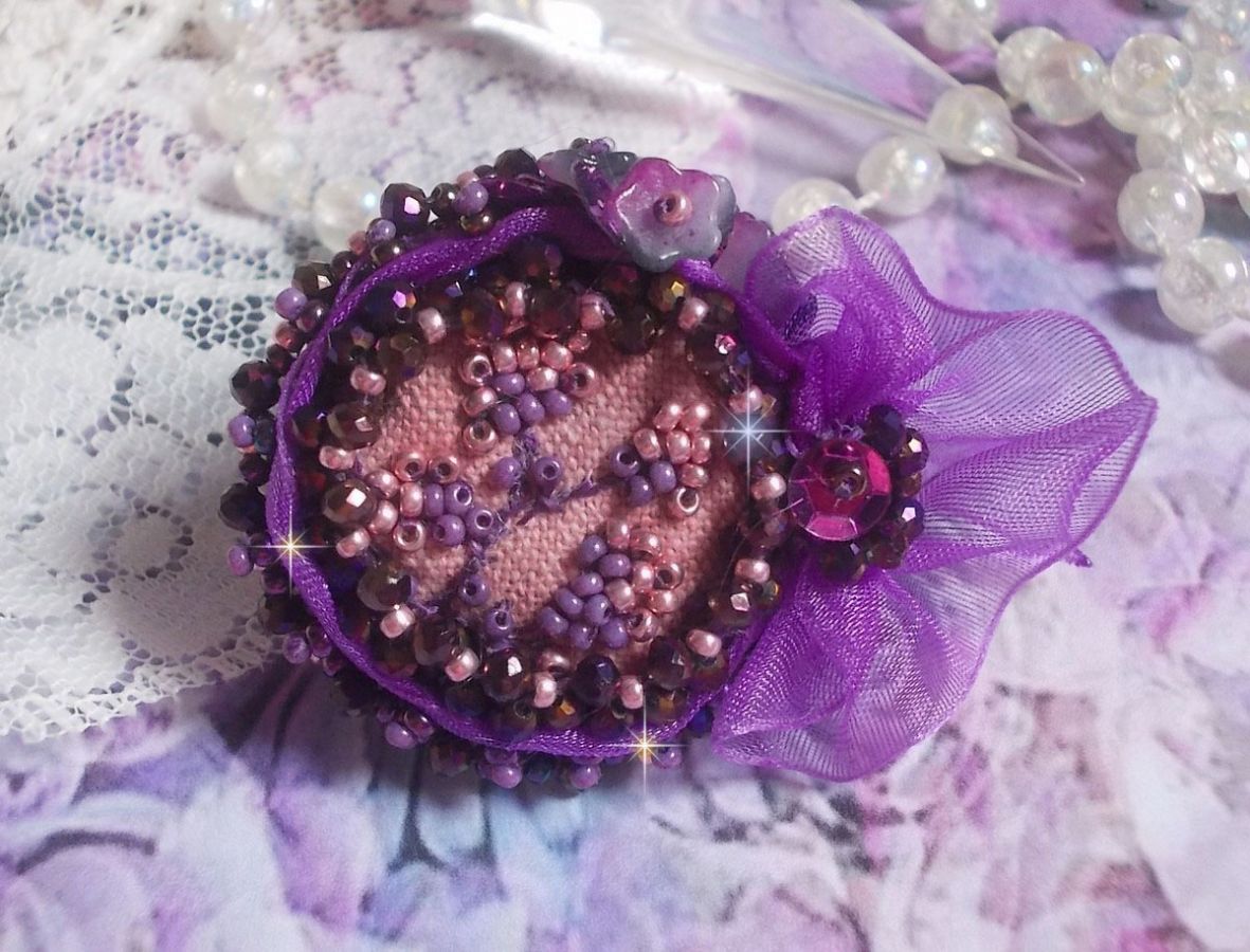 Anillo romántico de dama bordado en tela de lino rosa con cuentas de semillas rosa, iris, morado y melocotón 