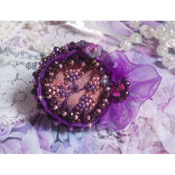 Anillo rom&aacute;ntico de dama bordado en tela de lino rosa con cuentas de semillas rosa, iris, morado y melocot&oacute;n 