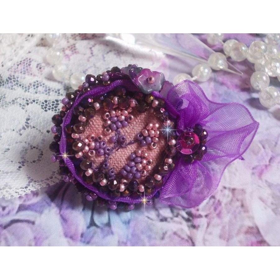 Anillo romántico de dama bordado en tela de lino rosa con cuentas de semillas rosa, iris, morado y melocotón 