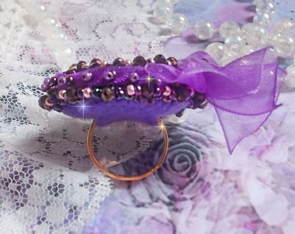 Anillo romántico de dama bordado en tela de lino rosa con cuentas de semillas rosa, iris, morado y melocotón 