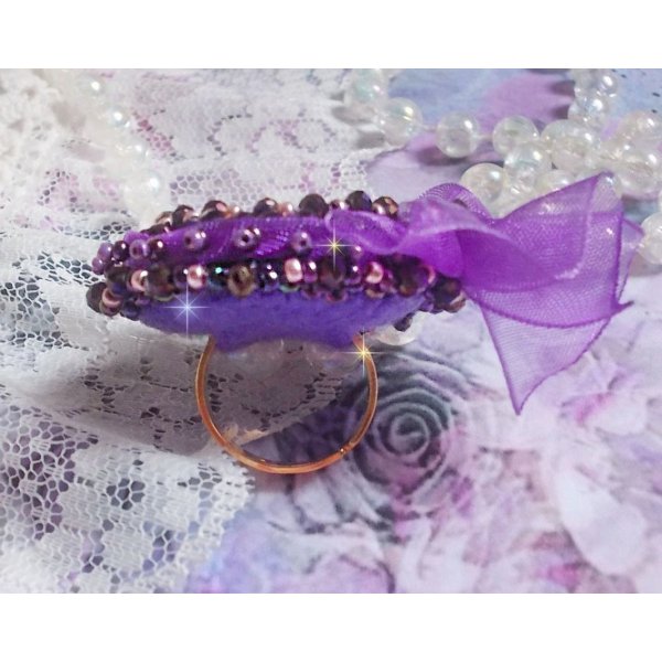 Anillo rom&aacute;ntico de dama bordado en tela de lino rosa con cuentas de semillas rosa, iris, morado y melocot&oacute;n 