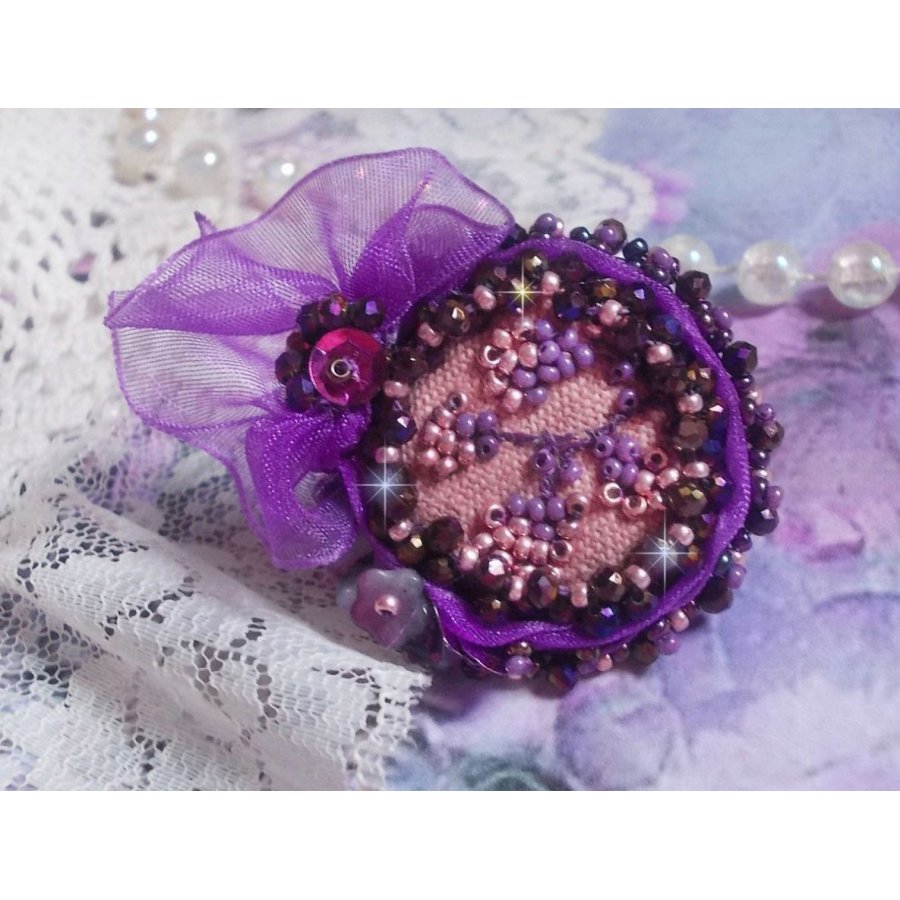 Anillo romántico de dama bordado en tela de lino rosa con cuentas de semillas rosa, iris, morado y melocotón 